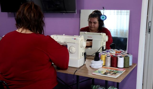 6 ŞUBAT DEPREMLERİNİN ÜÇÜNCÜ YILI - Depremzede kadın, terzilik yaparak engelli babası, oğlu ve 3 kardeşine bakıyor