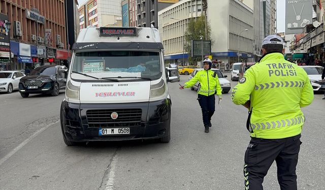 Adana'da trafikteki ihlalleri sivil ekiplerce belirlenen 28 sürücüye para cezası kesildi