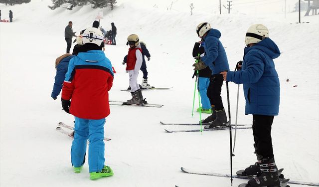 Ağrı'da denetimli serbestlik tedbiri altındaki yükümlülerin çocuklarına kayak eğitimi