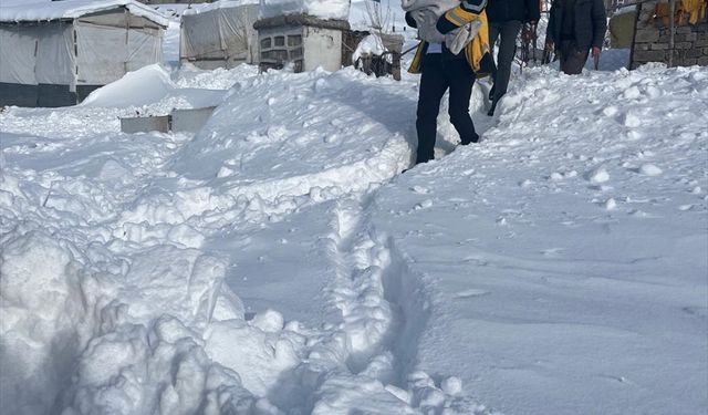 Ağrı'da mezrada doğumu başlayan kadın bebeğini sağlıkçıların yardımıyla dünyaya getirdi