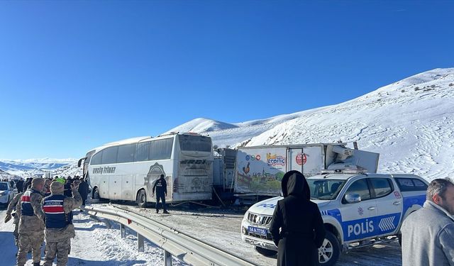 Ağrı'da yolcu otobüsü ile kamyonetlerin karıştığı zincirleme kazada 6 kişi yaralandı