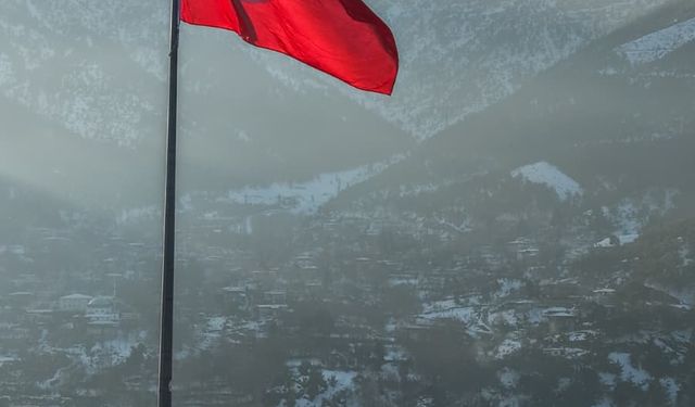 Amanos Dağları'nın eteklerindeki yıpranan Türk bayrağı değiştirildi