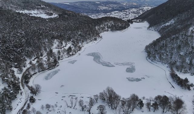 Amasya'daki Boraboy Gölü'nün yüzeyi buzla kaplandı