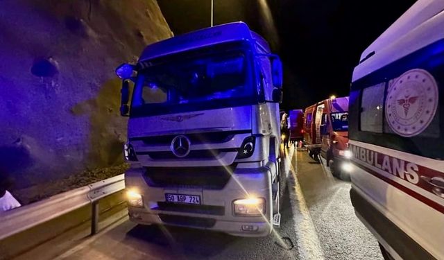 Anadolu Otoyolu'nda tırla çarpışan yolcu otobüsündeki 1 kişi öldü, 3 kişi yaralandı