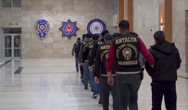 Antalya'da kendilerini polis ve savcı olarak tanıtıp dolandırıcılık yapan 12 zanlı tutuklandı