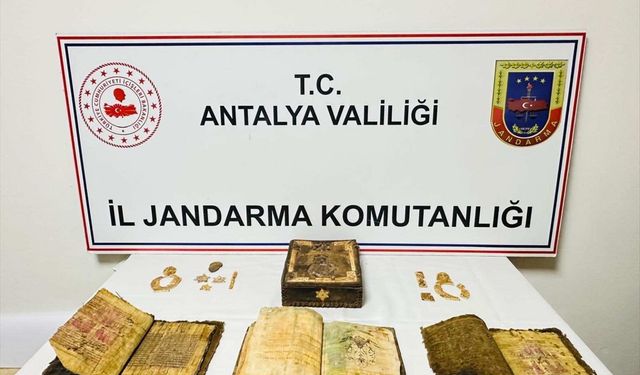 Antalya'da tarihi eser niteliğinde 3 kitap ve 18 obje ele geçirildi