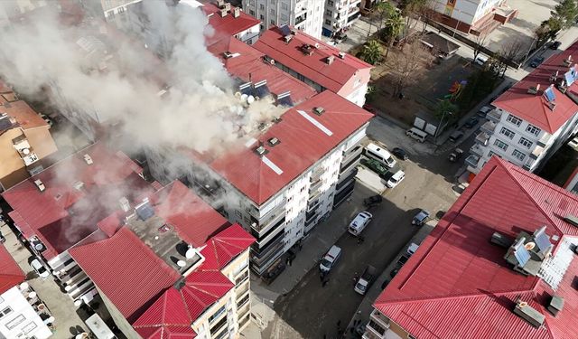 Artvin'de 7 katlı binanın çatısında çıkan yangın söndürüldü