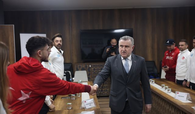 Bakan Bak, 2026 Kış Olimpiyatları'na katılacak milli sporcuları kabul etti