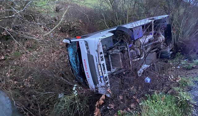 Balıkesir'de işçileri taşıyan midibüsün devrilmesi sonucu 16 kişi yaralandı