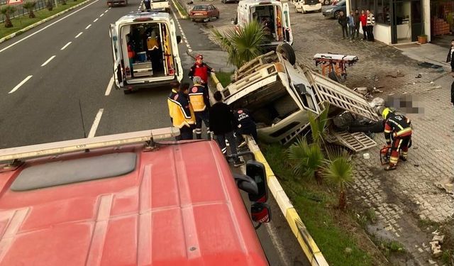 Balıkesir'de kamyonetin devrilmesi sonucu 2 kişi öldü, 1 kişi yaralandı