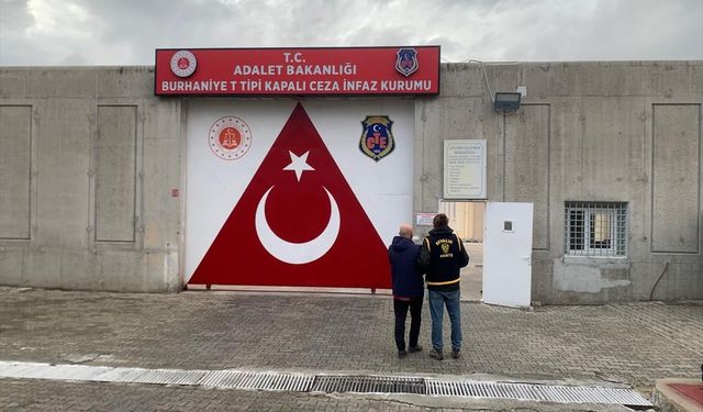 Balıkesir'de kendisini 'emniyet müdürü' olarak tanıtıp şantaj yaptığı iddia edilen zanlı tutuklandı