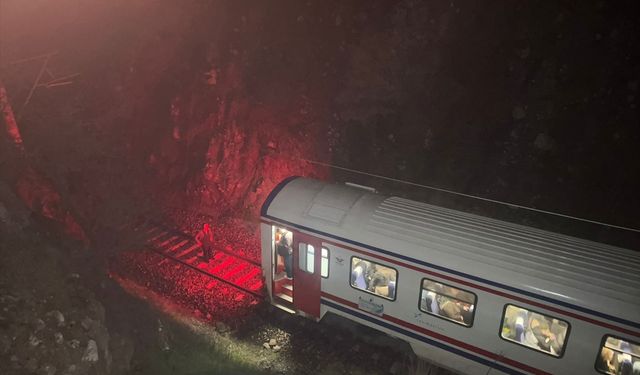 Balıkesir'de yolcu treninin lokomotifi ve 1 vagonu toprak kayması nedeniyle raydan çıktı
