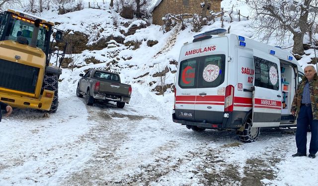 Batman'da yolu kardan kapanan köydeki tansiyon hastası, ekiplerin yardımıyla hastaneye ulaştırıldı