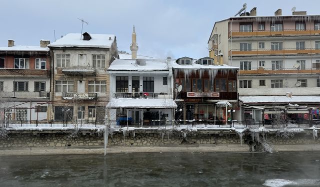 Bayburt'ta soğuk hava ve sis etkili oldu