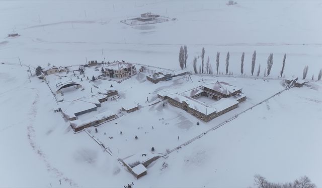 Bayburt'taki Kenan Yavuz Etnografya Müzesi beyaz örtüyle kaplandı