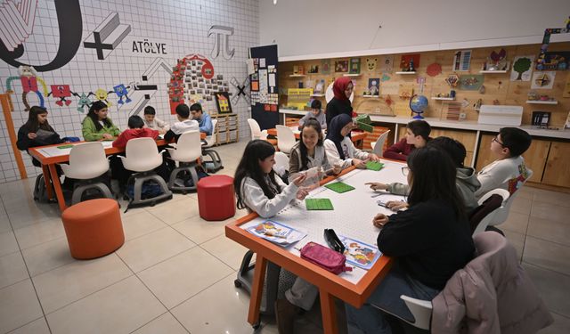 'Bilim Merkezleri Kış Akademisi'nde öğrenciler hem eğleniyor hem öğreniyor