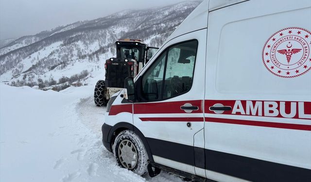 Bingöl'de yolu kapanan köylerdeki hastalar ekiplerin çalışmasıyla hastaneye ulaştırıldı