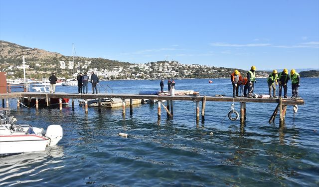 Bodrum'da kaçak iskele yıkıldı, yüzer iskeleler kaldırıldı