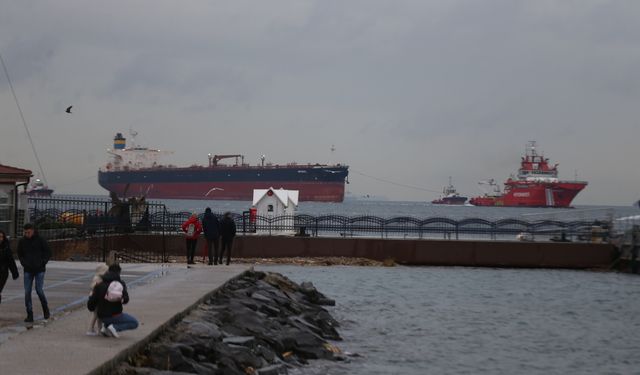 Bozcaada'da karaya oturan gemi kurtarıldıktan sonra Yalova'ya götürüldü