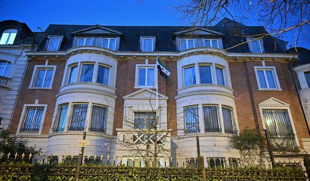 Brüksel'de, terör örgütü YPG/SDG yandaşlarından Suriye'nin AB temsilciliğine saldırı