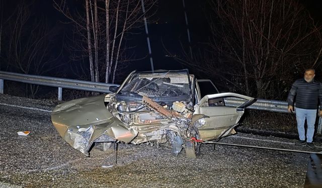 Bursa'da iki otomobilin çarpıştığı kazada 3 kişi yaralandı