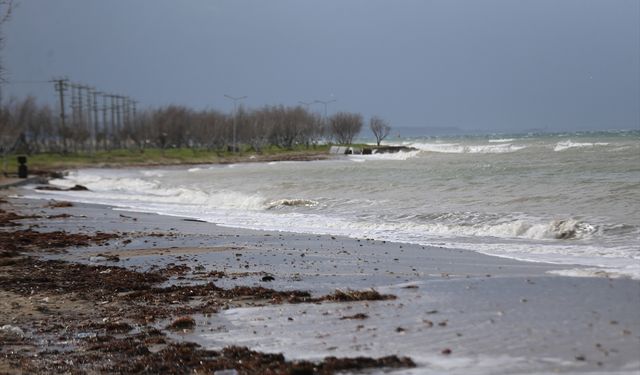 Çanakkale Boğazı fırtına nedeniyle transit gemi geçişlerine kapatıldı