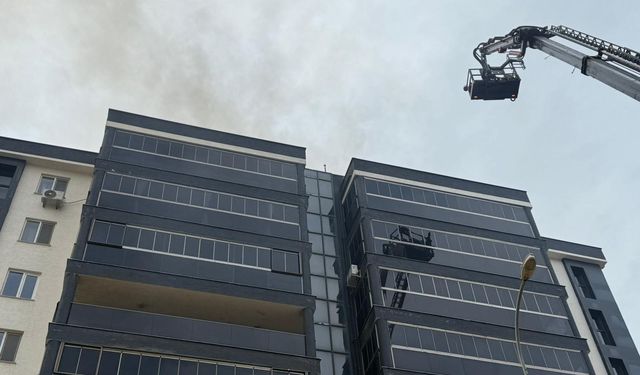 Çanakkale'de 9 katlı binanın çatısında çıkan yangın söndürüldü