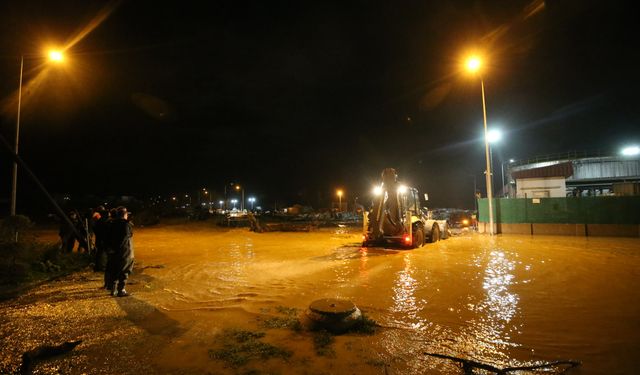 Çanakkale'de sağanak nedeniyle Kepez Çayı taştı