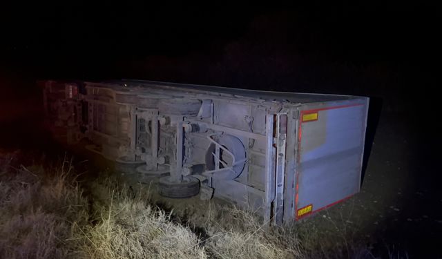 Çorum'da devrilen tırın sürücüsü yaralandı