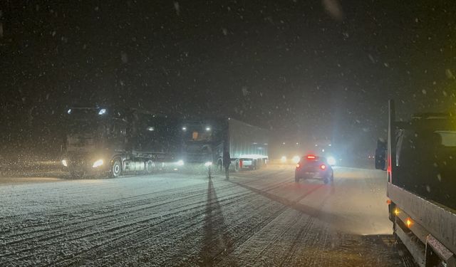 Çorum'da kar yağışı nedeniyle ulaşım aksadı