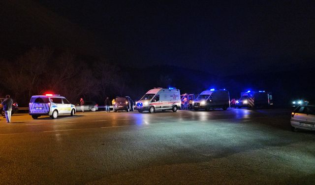 Çorum'da otomobille hafif ticari aracın çarpıştığı kazada 5 kişi yaralandı