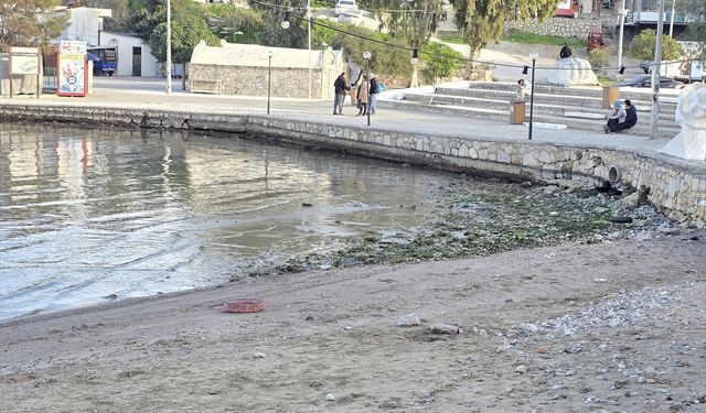 Datça'daki Kumluk Plajı'nda deniz suyu çekildi