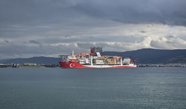 Derin deniz sondaj gemisi 'Yıldırım' Çanakkale Boğazı'ndan geçti