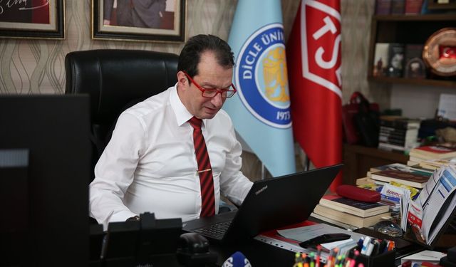 Dicle Üniversitesi Rektörü Prof. Dr. Eronat, AA'nın 'Yılın Kareleri' oylamasına katıldı