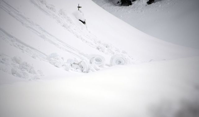 Doğada ender oluşan kar ruloları Ilgaz Dağı'nda görüntülendi