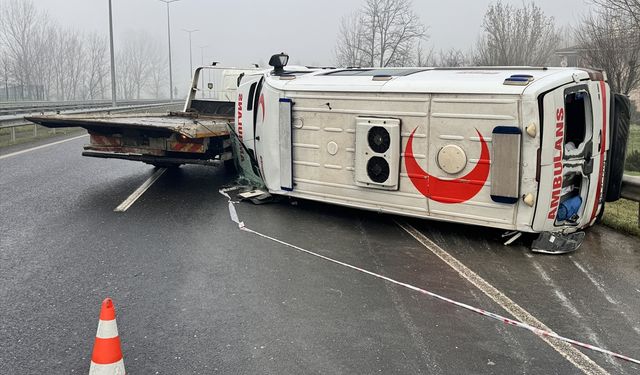 Düzce'de devrilen ambulansta sürücü ile sağlık personeli yaralandı