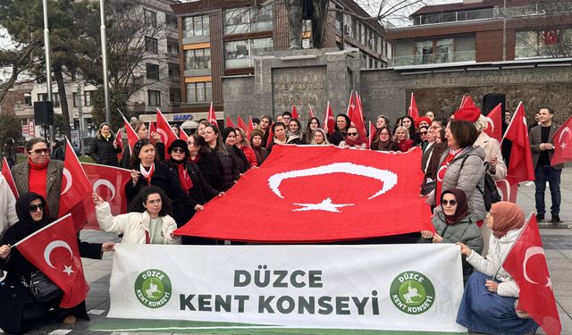 Düzce'de kadınlar, terör örgütü yandaşlarının Türk bayrağına saldırısına tepki gösterdi