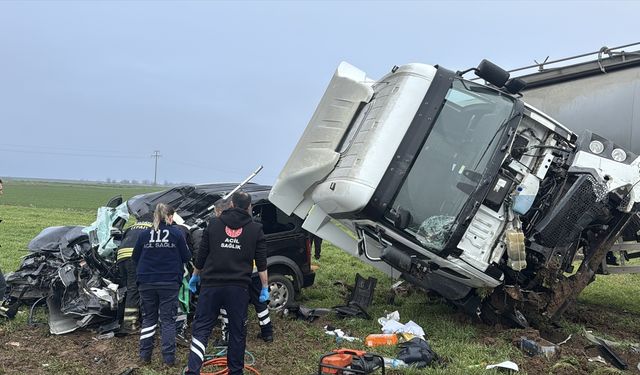 Edirne'de tır ile hafif ticari araç çarpıştı, 1 kişi öldü, 1 kişi yaralandı