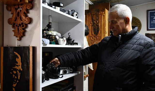 Emekliliğin ardından topladığı eski eşyaları evinin bahçesindeki depoda sergiliyor