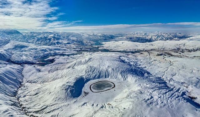 Erzincan'da beyaz örtüyle kaplanan Polat Gölü havadan görüntülendi