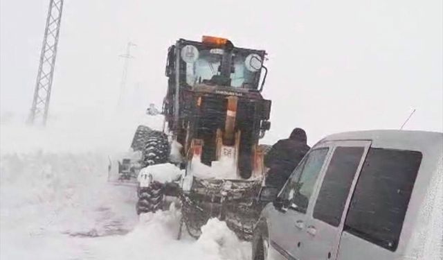 Erzurum'da kar ve tipi nedeniyle yolda kalan 15 kişi kurtarıldı