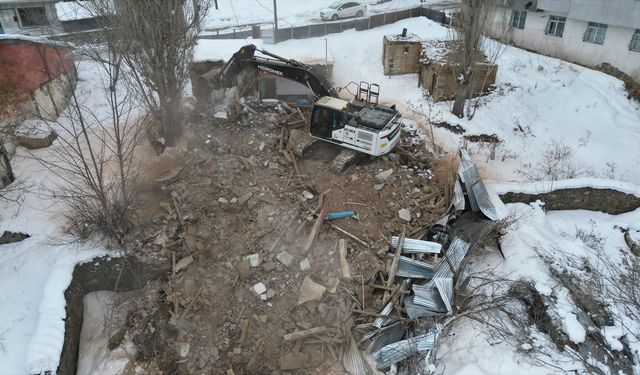 Erzurum'da suça zemin hazırlayan metruk binaların yıkımı sürüyor