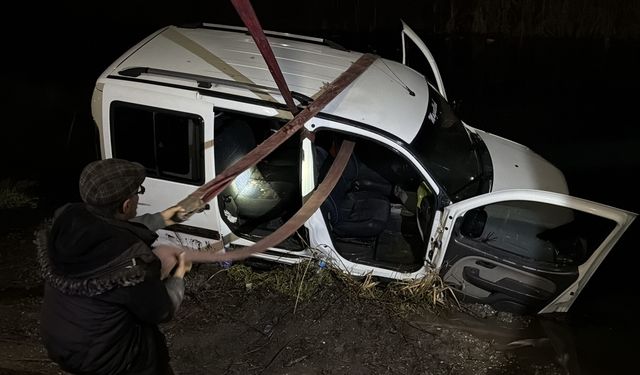 Eskişehir'de el freni çekilmeyen park halindeki araç Porsuk Çayı'na düştü