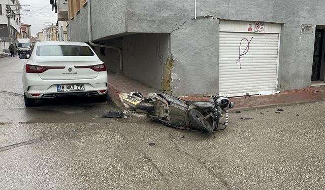 Eskişehir'de hafif ticari araçla çarpışan motosikletin sürücüsü ağır yaralandı