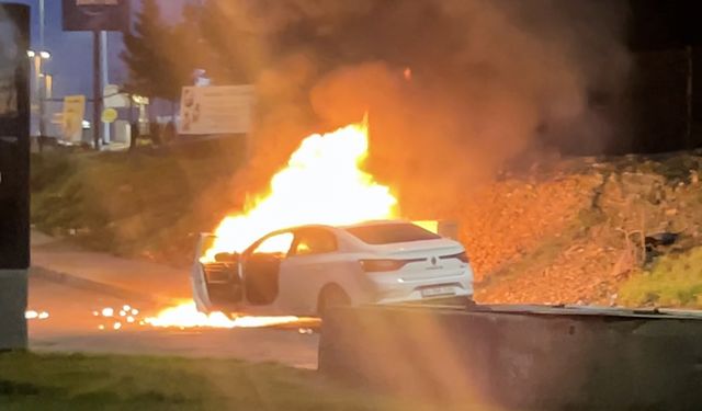 Eyüpsultan'da otomobilde çıkan yangın cep telefonu kamerasıyla görüntülendi
