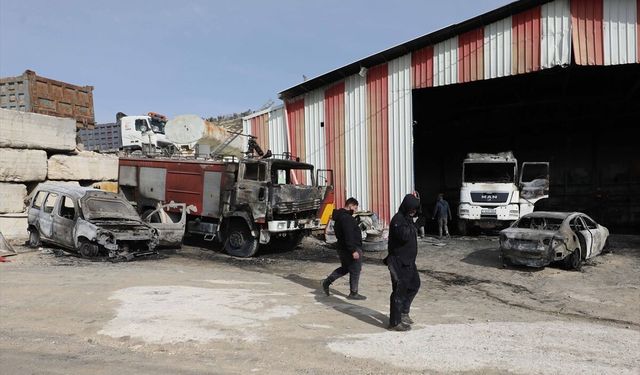 Filistin topraklarını gasbeden İsrailliler, Batı Şeria'da bir köye saldırdı, iş makinelerini yaktı