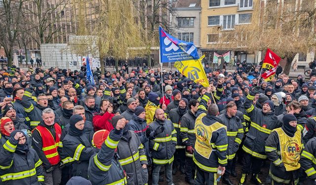 Fransa'da çalışma şartlarını protesto eden itfaiyeciler ile polis arasında arbede çıktı