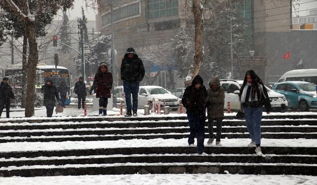 Gaziantep'te kar yağışı etkili oluyor