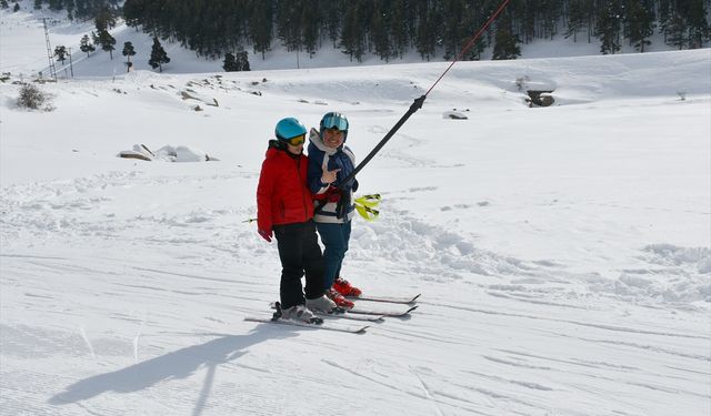 Geleceğin olimpik sporcuları, Kars'ta kristal kar üzerinde hedeflerine odaklanıyor