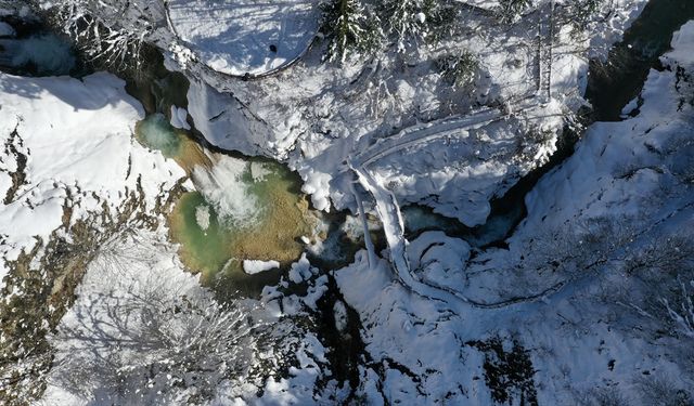 Giresun'daki Mavigöl ile Kuzalan Şelalesi beyaz örtüyle kaplandı